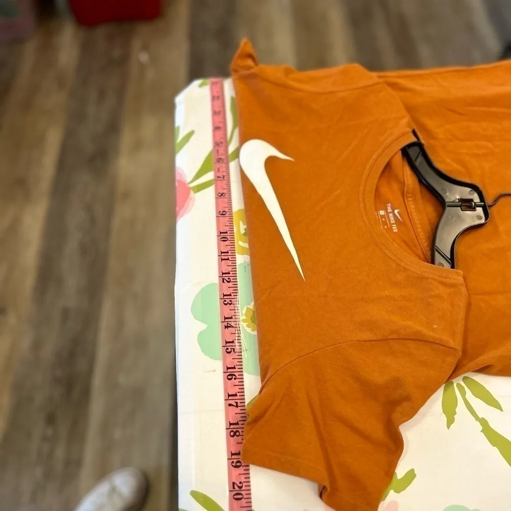 Nike dri-fit medium burnt orange and white graphic tee
